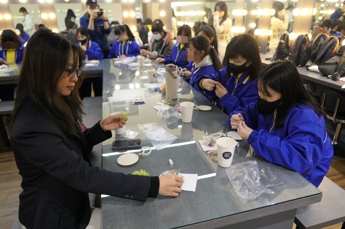 大家專注製作中