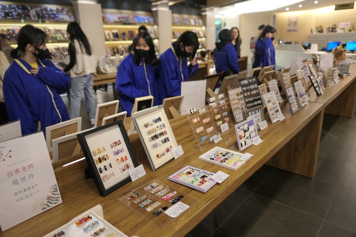 參觀大學生成果展