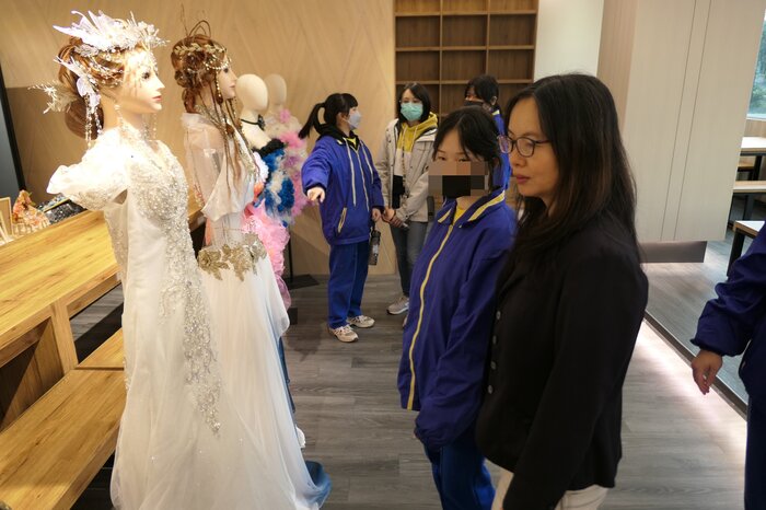 是漂亮的禮服與髮飾