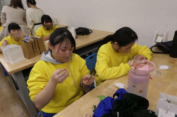 學生專注縫製中
