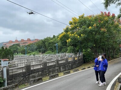 4.第四站-吳沙墓，學生正錄製空拍機起飛的畫面