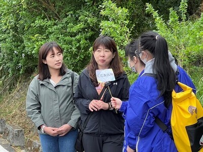 5.學生採訪元大志工對於外國人把墓地當龍椅的看法