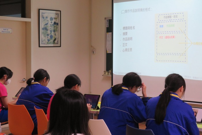 學生撰寫說明牌圖片