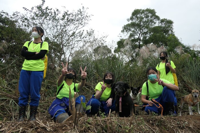 遇見雞母嶺與校狗合照圖片