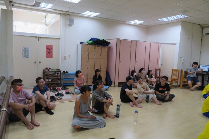老師們好認真在觀賞演出