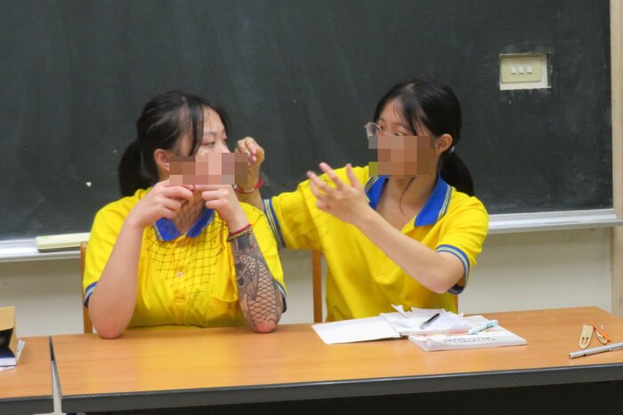 學生在比較漁網差異