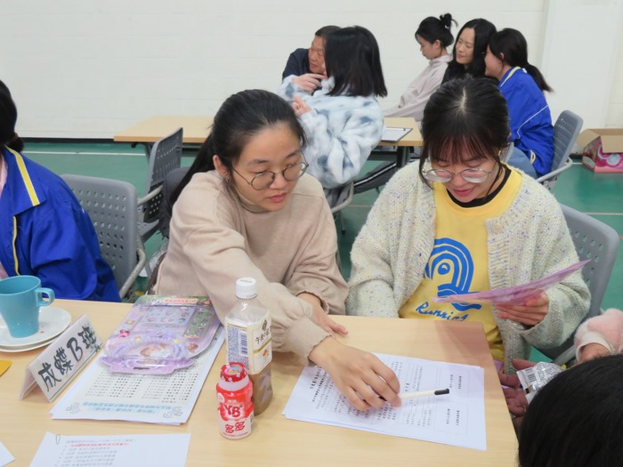 教師協助家長填寫表單