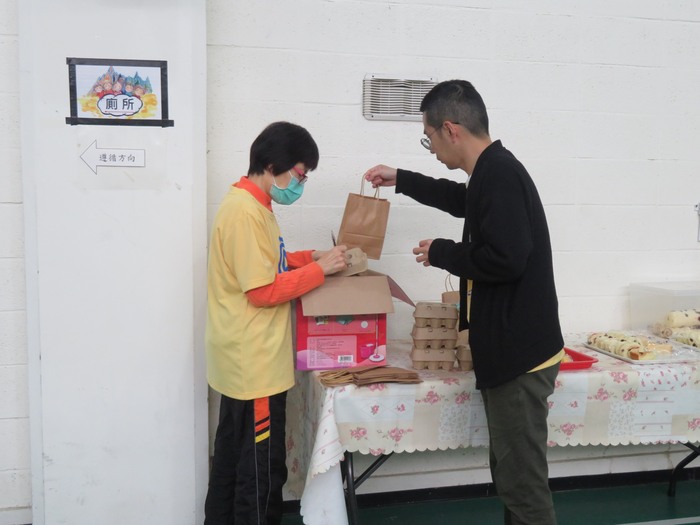 學校贈送小禮物給家長