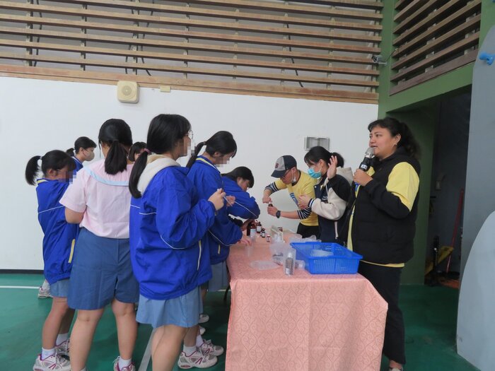 學生領取材料
