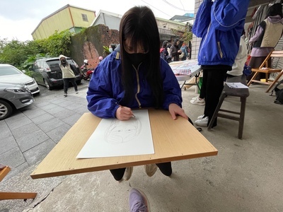 同學認真作畫中