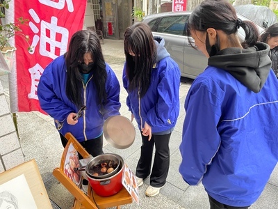 看看茶葉蛋入味了沒