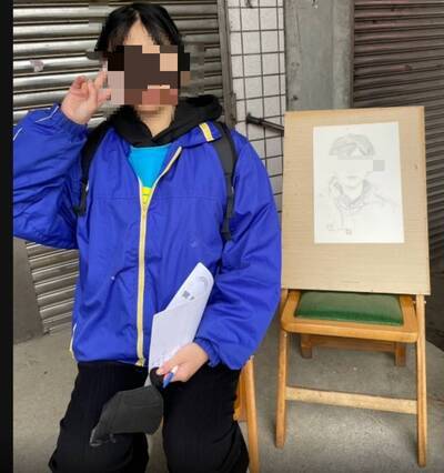 與肖像畫合影