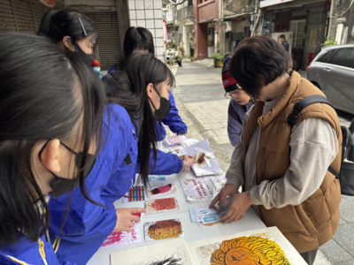 當客人上門時，豐小妹們熱情招呼