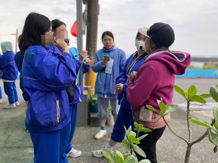 學生進行拍攝和訪談阿桃老師