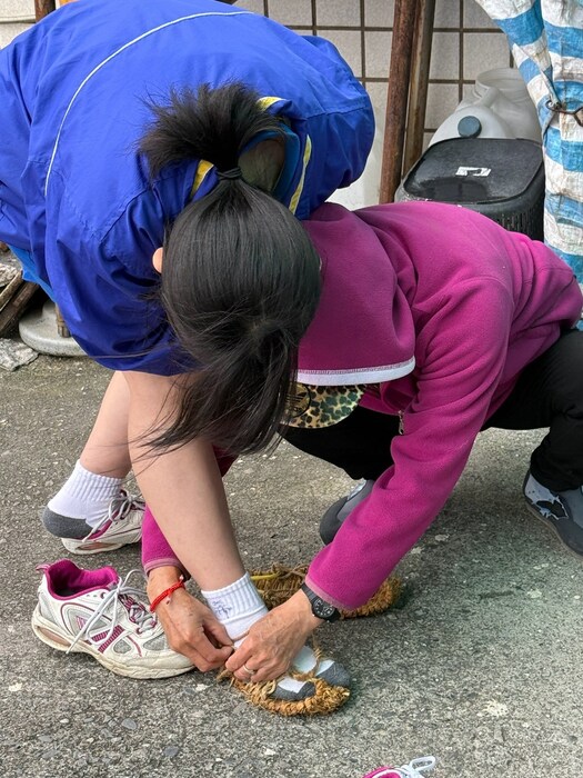 進行草鞋的綁法教學