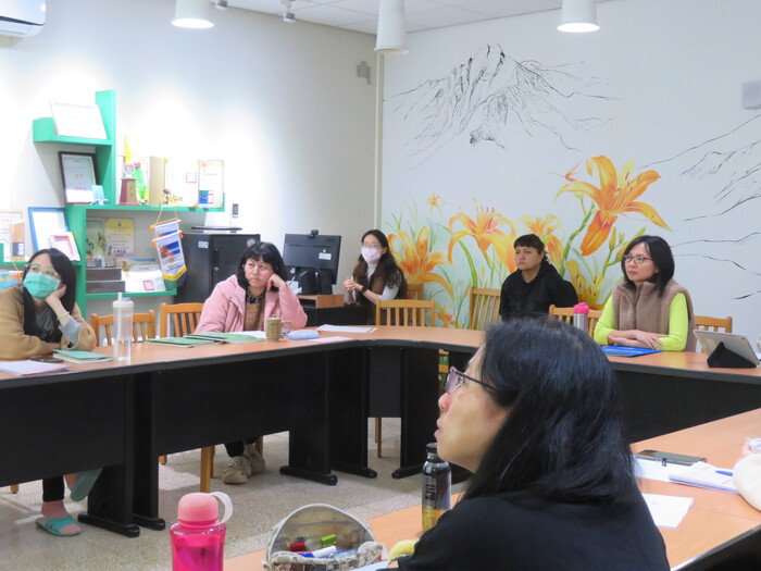 全校教師認真聆聽報告