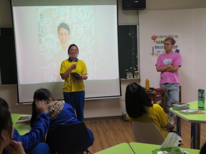 學生擔任主持人