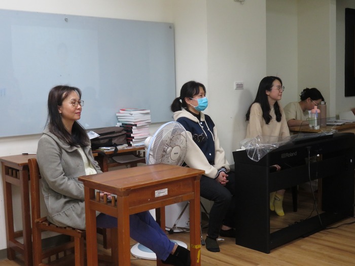 校長與教師們一同參與