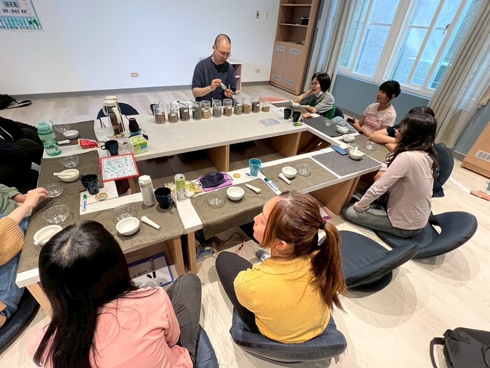 講師專注介紹中