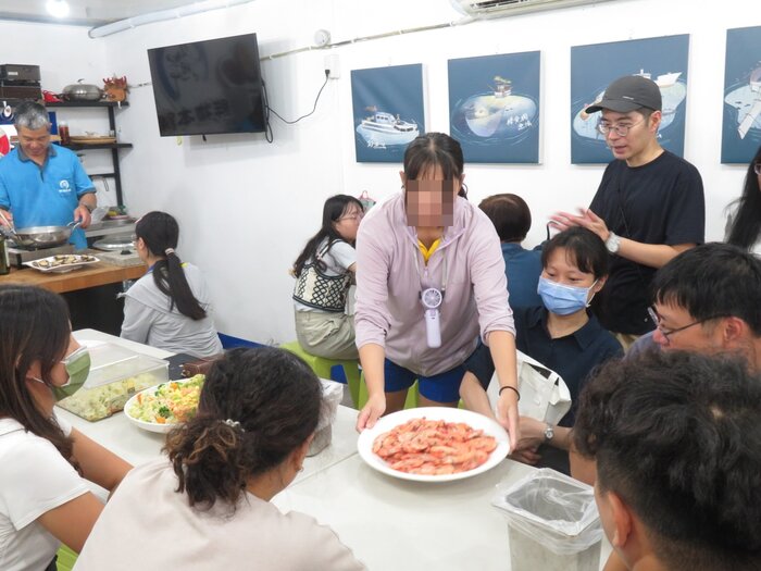 新鮮白蝦上桌