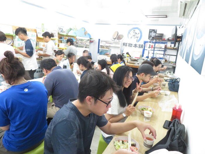 與會成員一同享用食物