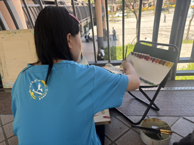 寫生比賽當天，豐小妹心無旁鶩的進行寫生創作。