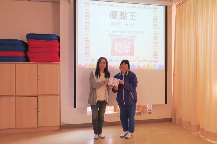 豐珠校長頒發獎狀鼓勵學生養成良好日常習慣