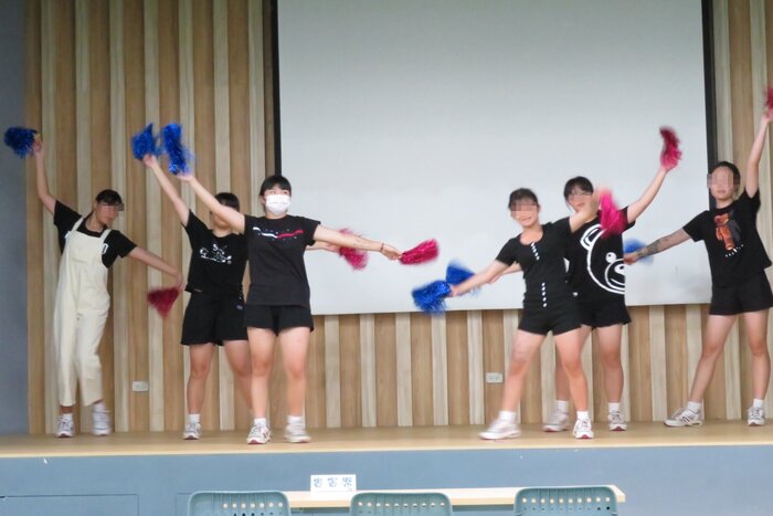 學生開場熱舞表演