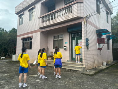 1.豐小妹們挨家挨戶登門拜訪遞送邀請卡。
