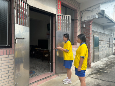 5.豐小妹們對著坐在客廳裡看電視的阿嬤，詳細解釋邀請卡的內容。