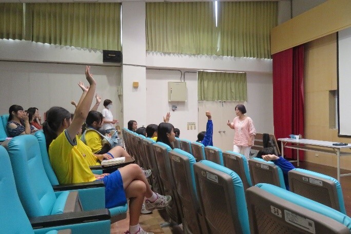 學生踴躍回答講師提問
