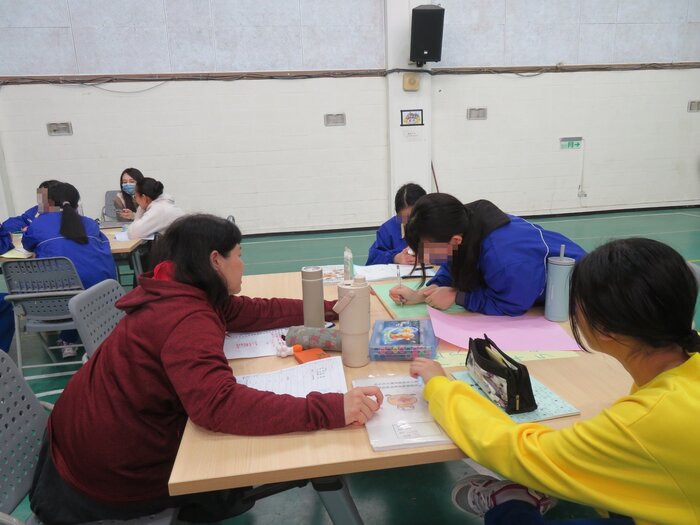 討論服裝儀容在不同情境的差異