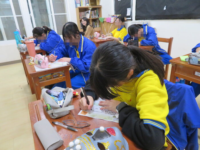 同學認真填寫學習單圖片