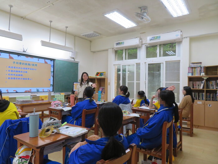 教師鼓勵同學相互鼓勵與回饋圖片