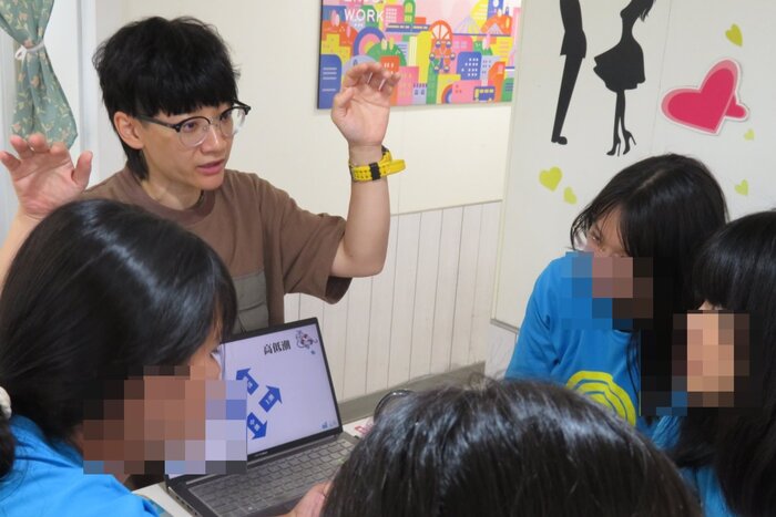 怡萱講師解說潮間帶概念與生物