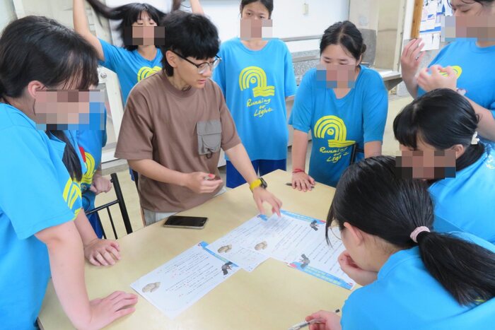 講師講解題目並統計各組得分結果