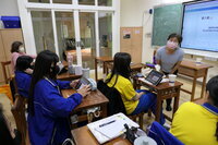 苑芳老師和學生建立關係