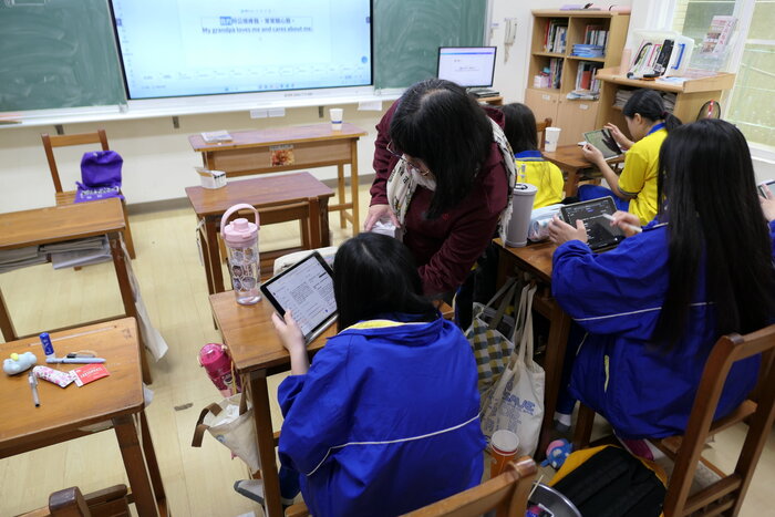 導師進行英語繪本指導