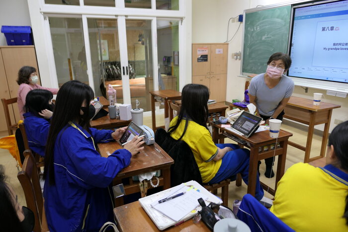 苑芳老師和學生建立關係