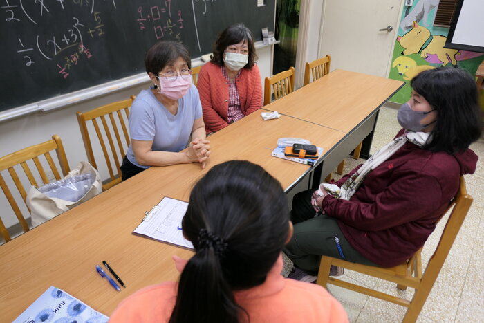 導師們和苑芳老師與志工進行討論