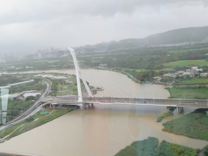 欣賞基隆河風光