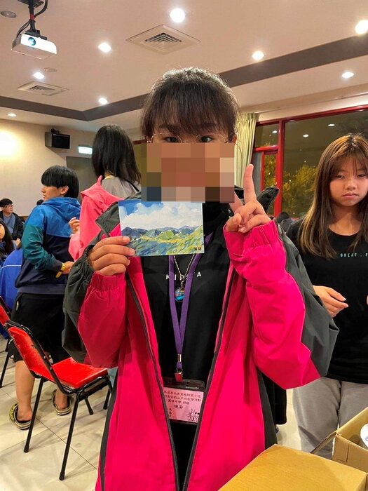 同學們開心的書寫明信片，與親朋好友分享喜悅圖片