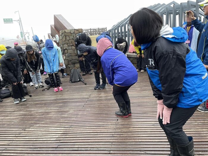 登山前的暖身運動圖片
