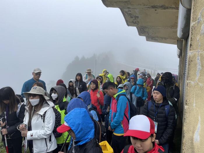 各組排好隊伍準備攀登圖片