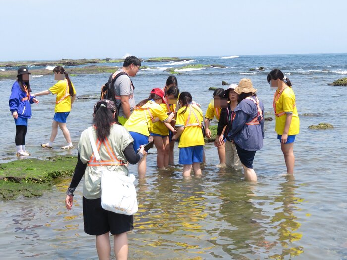 師生一同觀看海洋生物