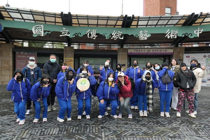 興奮抵達第一間參觀地點