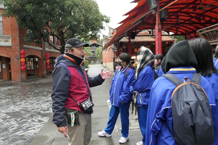導覽員耐心向學生解說傳統建築