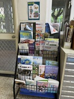 辦公室放置豐情蝶語刊物與推薦書籍