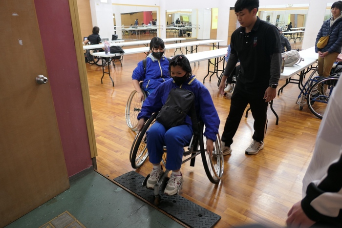 學生們坐輪椅了解身心障礙者的不方便