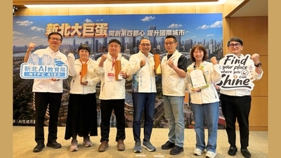 袁依婕老師代表豐珠中學至新北市政府獻奬
